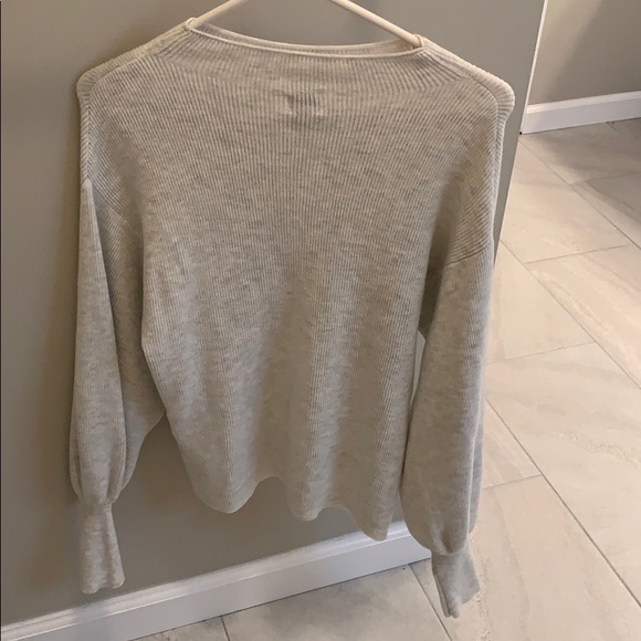 a grey and white blend sweater - Picture 2 of 4